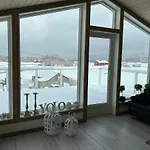Willa In The Heart Of The Lyngen Alps, Holmen I Lyngen
