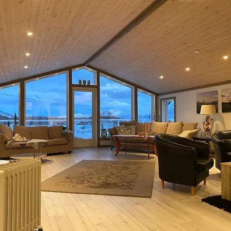 In The Heart Of The Lyngen Alps, Holmen I Lyngen Villa *