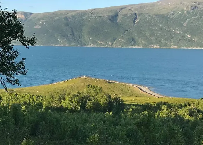 In The Heart Of The Lyngen Alps, Holmen I Lyngen Villa