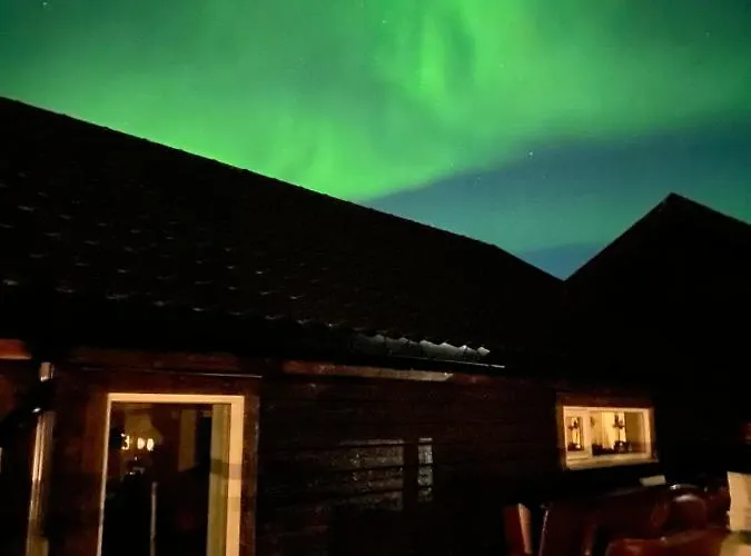 In The Heart Of The Lyngen Alps, Holmen I Lyngen Villa Lyngseidet