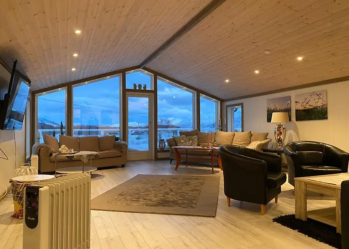 In The Heart Of The Lyngen Alps, Holmen I Lyngen Villa *