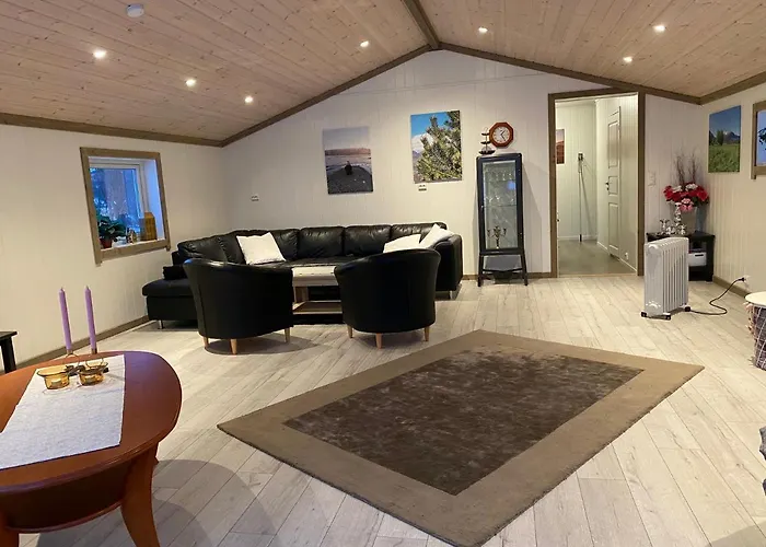 In The Heart Of The Lyngen Alps, Holmen I Lyngen Villa Lyngseidet