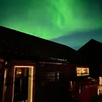 In The Heart Of The Lyngen Alps, Holmen I Lyngen Villa Lyngseidet