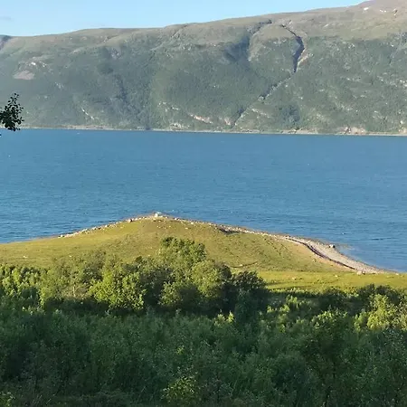 In The Heart Of The Lyngen Alps, Holmen I Lyngen Villa