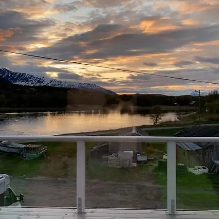 In The Heart Of The Lyngen Alps, Holmen I Lyngen Villa