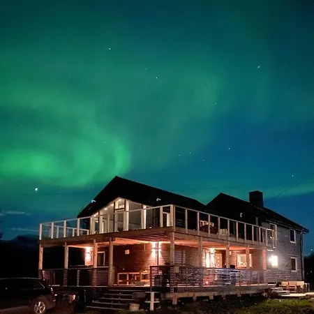 In The Heart Of The Lyngen Alps, Holmen I Lyngen Villa *