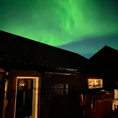 In The Heart Of The Lyngen Alps, Holmen I Lyngen Villa Lyngseidet
