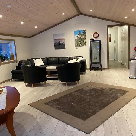 In The Heart Of The Lyngen Alps, Holmen I Lyngen Villa Lyngseidet
