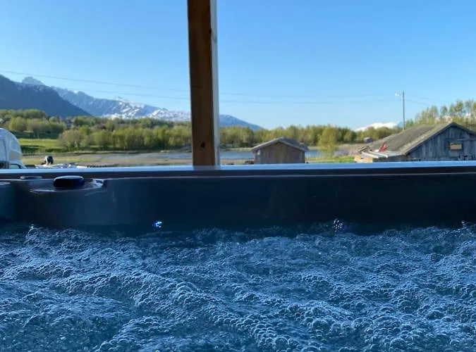 In The Heart Of The Lyngen Alps, Holmen I Lyngen Villa