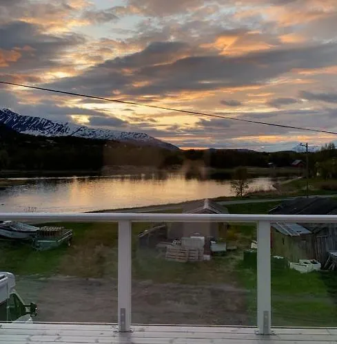 In The Heart Of The Lyngen Alps, Holmen I Lyngen Villa
